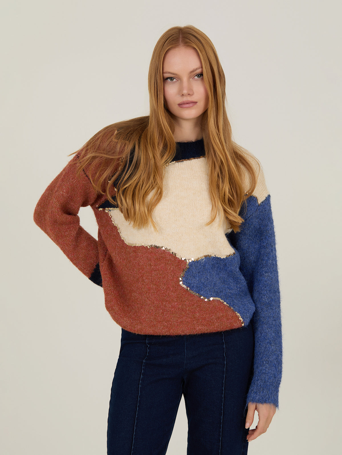 Mujer con jersey Color Block azul, crudo y negro con lentejuelas