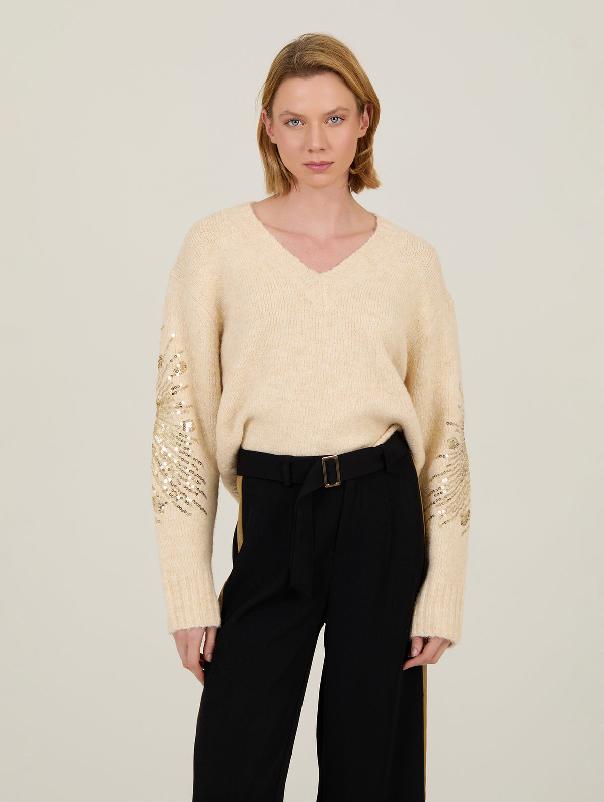 Jersey con lentejuelas y escote en pico