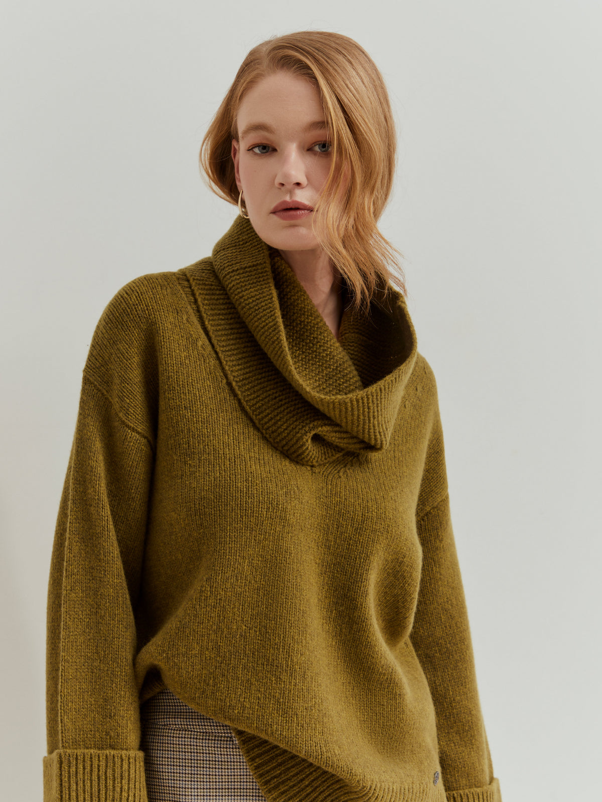 Jersey de lana de mujer con escote en V, aberturas laterales y cuello desmontable. Elegante, cómodo y versátil para el otoño e invierno.