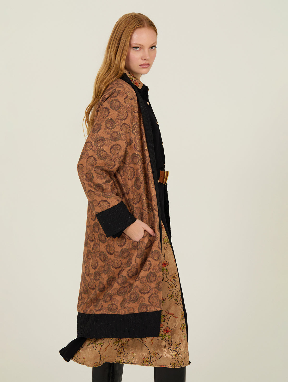 Kaftán fluido de diseño bimateria con caída elegante