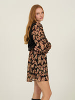 Look con vestido corto y chaleco superpuesto