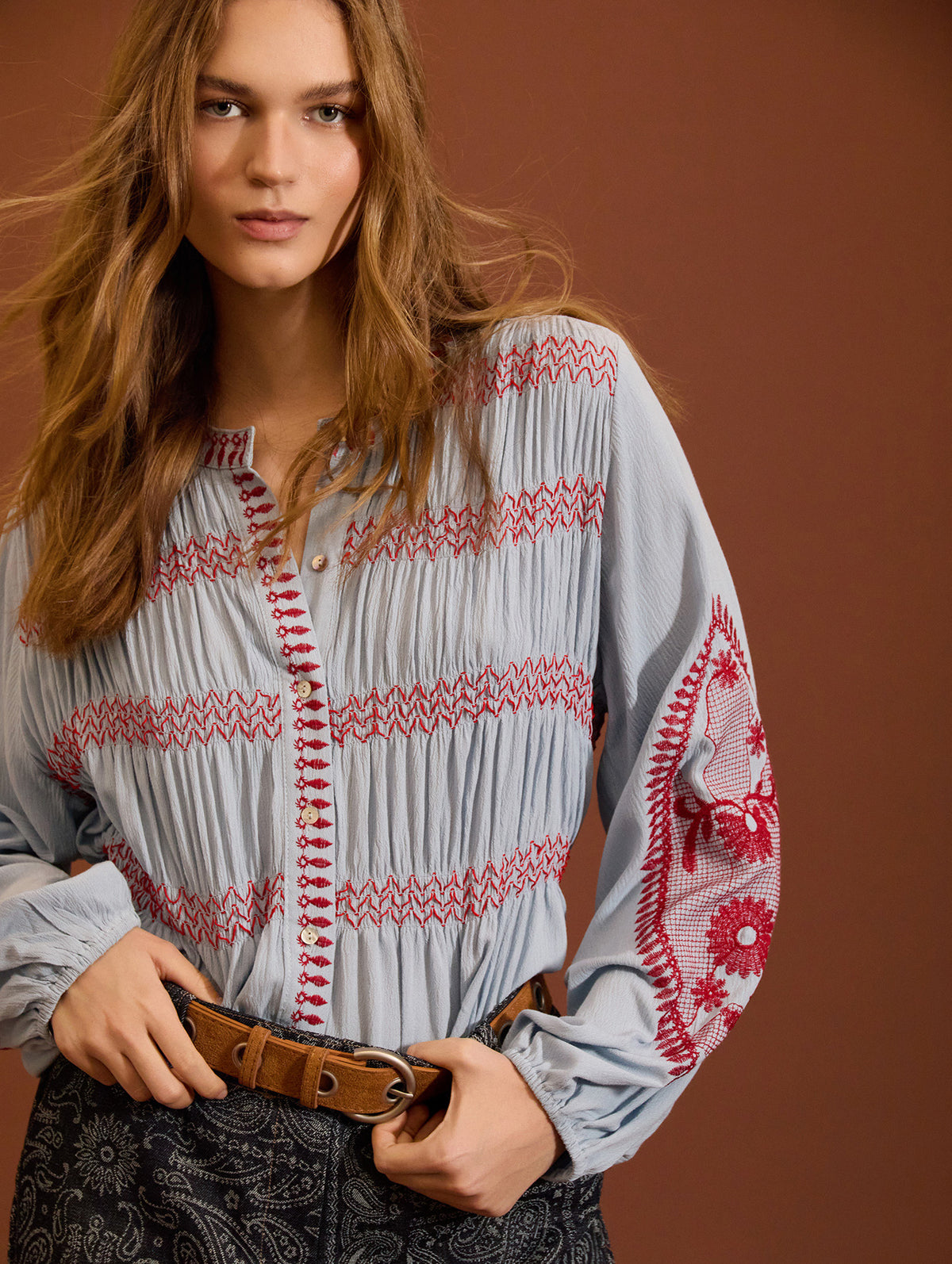 BLUSA AZUL CON BORDADOS A CONTRASTE