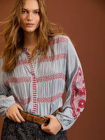 BLUSA AZUL CON BORDADOS A CONTRASTE