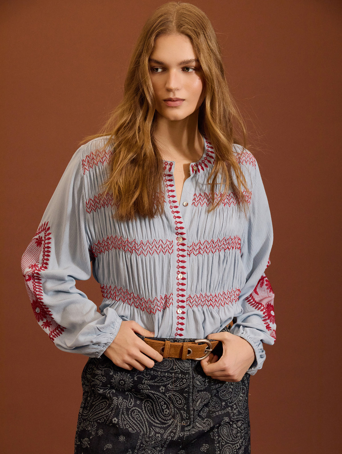 BLUSA AZUL CON BORDADOS A CONTRASTE