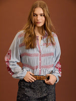 BLUSA AZUL CON BORDADOS A CONTRASTE