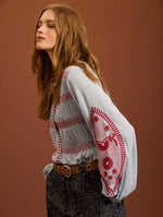 BLUSA AZUL CON BORDADOS A CONTRASTE