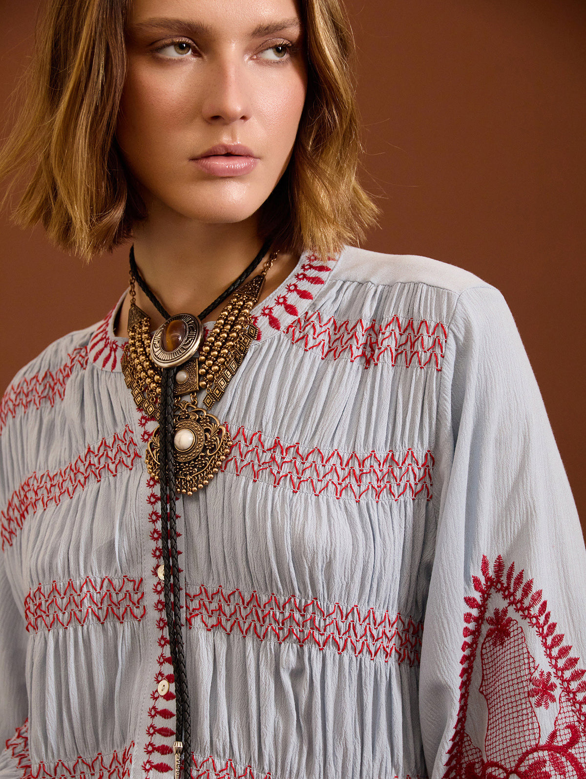 BLUSA AZUL CON BORDADOS A CONTRASTE