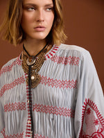 BLUSA AZUL CON BORDADOS A CONTRASTE