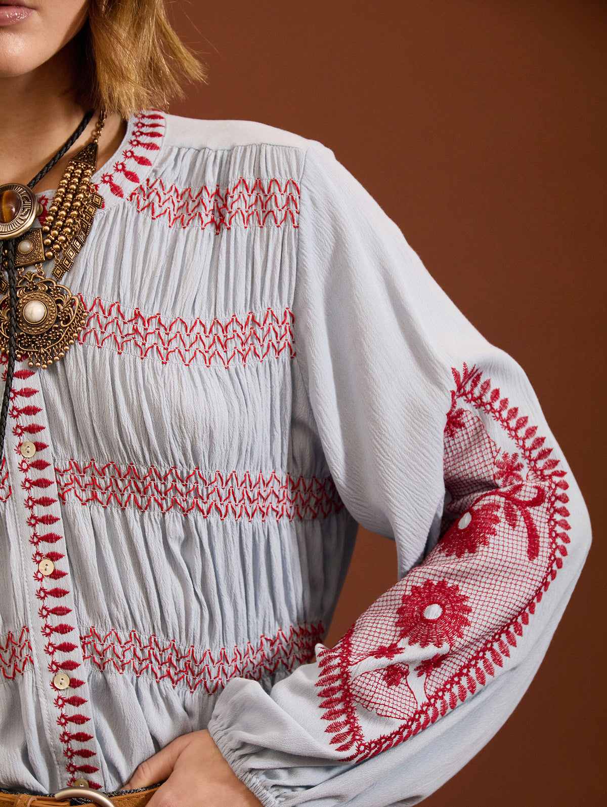 BLUSA AZUL CON BORDADOS A CONTRASTE