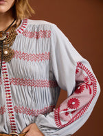 BLUSA AZUL CON BORDADOS A CONTRASTE