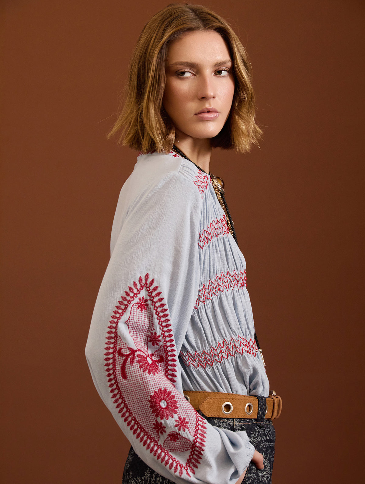 BLUSA AZUL CON BORDADOS A CONTRASTE