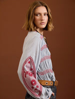BLUSA AZUL CON BORDADOS A CONTRASTE