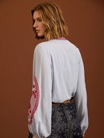 BLUSA AZUL CON BORDADOS A CONTRASTE