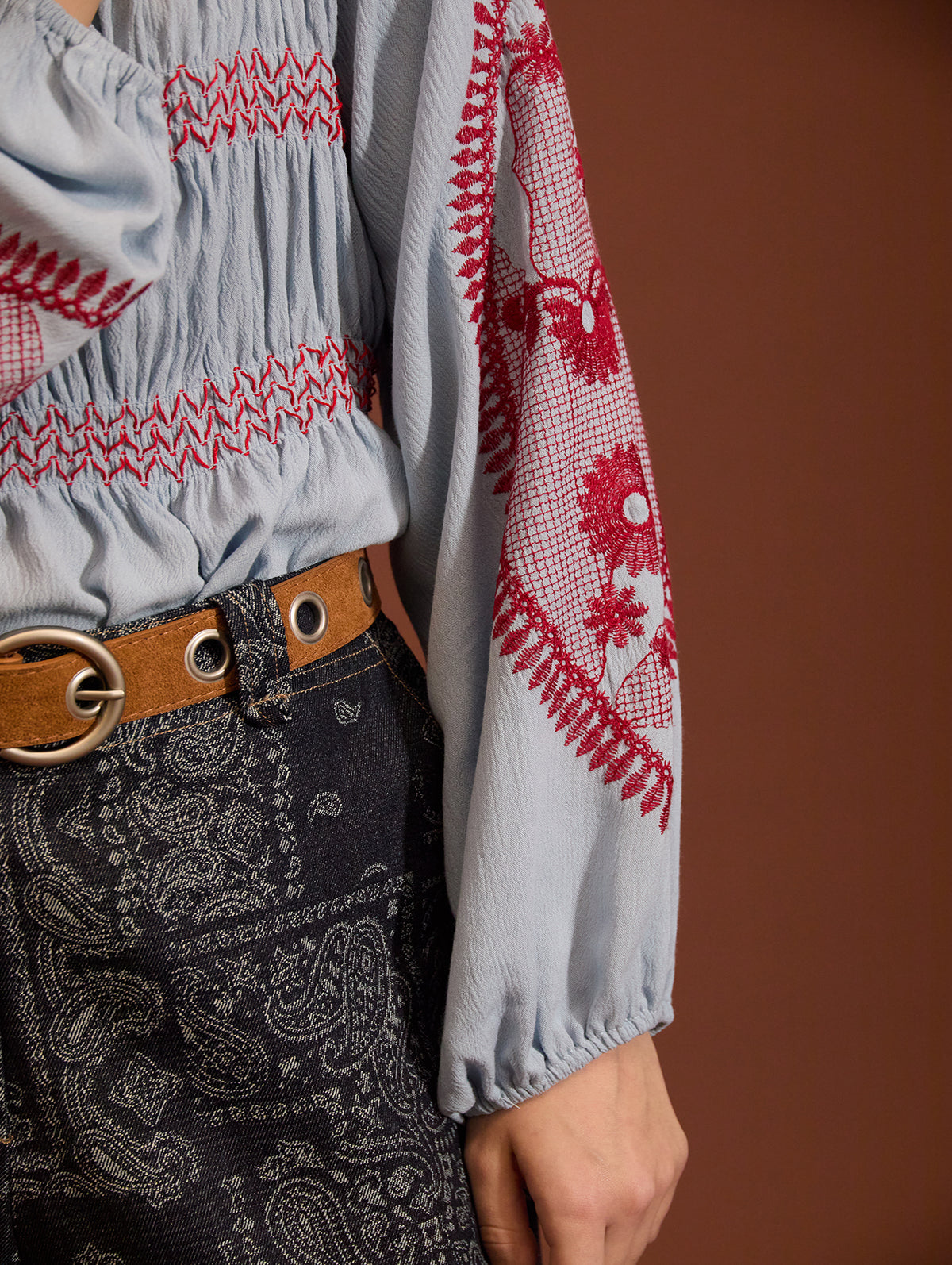 BLUSA AZUL CON BORDADOS A CONTRASTE