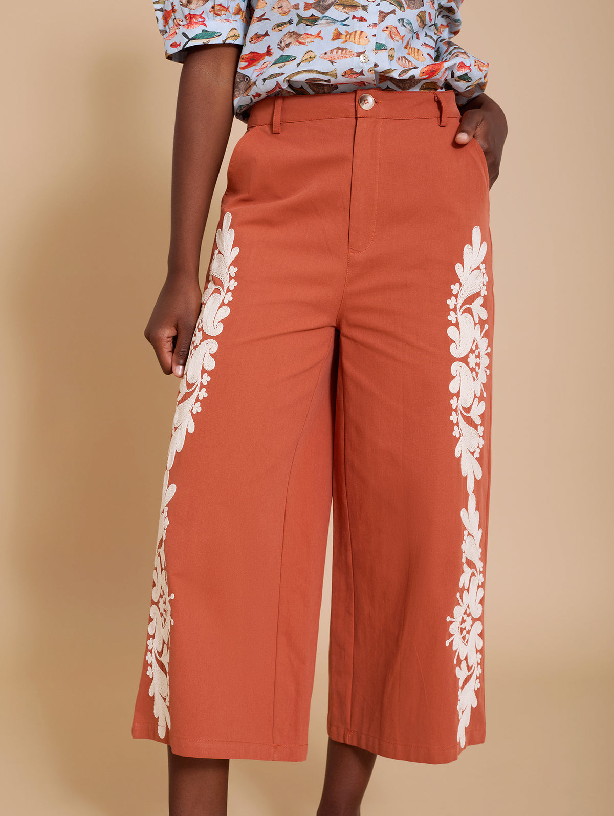 Pantalón Cropped con Bordado Lateral