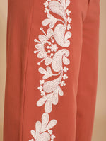 Pantalón Cropped con Bordado Lateral