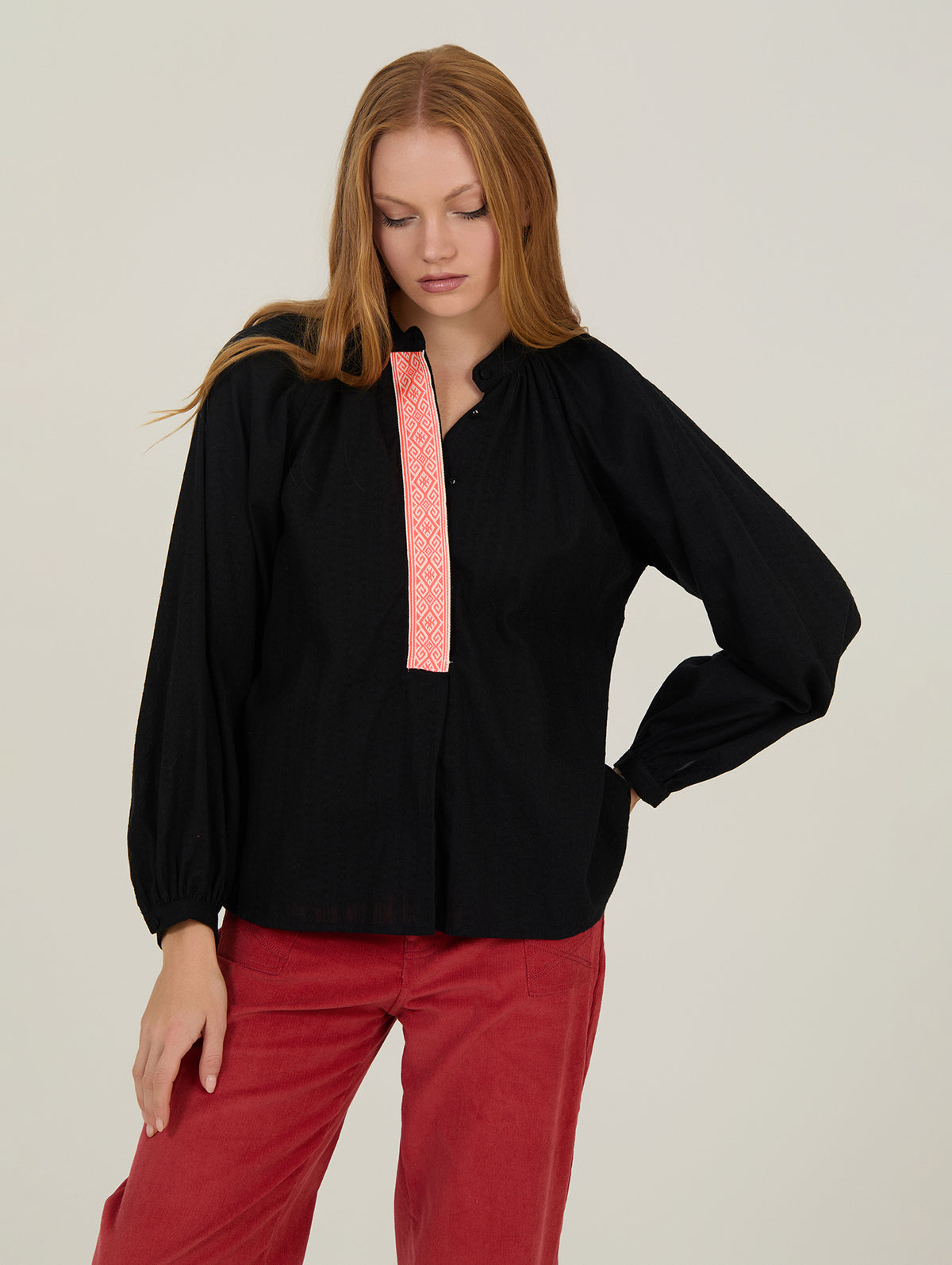 Camisa Negra con Fornitura Flúor