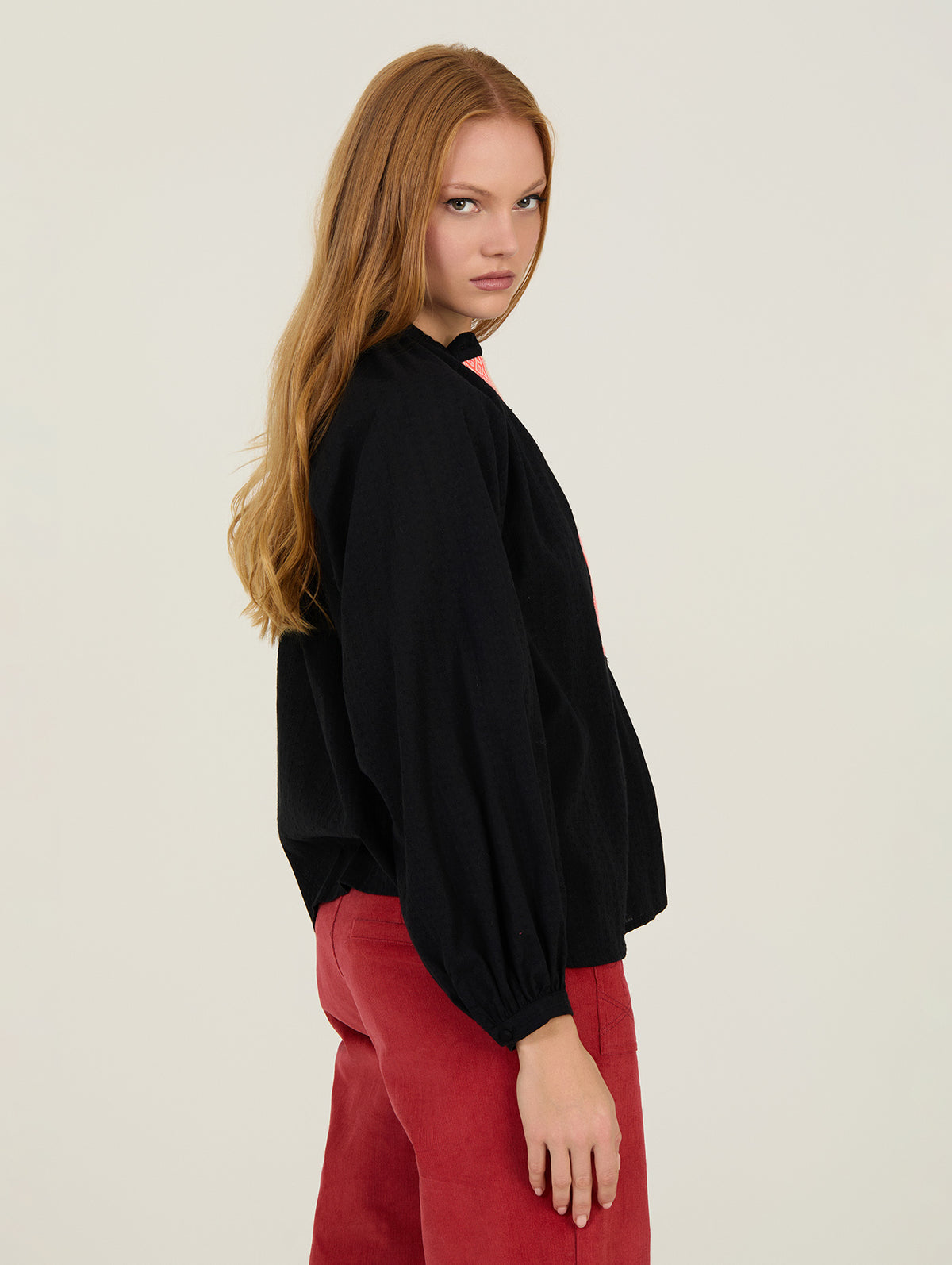Camisa Negra con Fornitura Flúor