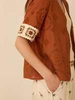 Blusa Algodón con Bordado y Detalle Crochet