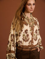 BLUSA ESTAMPADA CON MANGAS ABULLONADAS