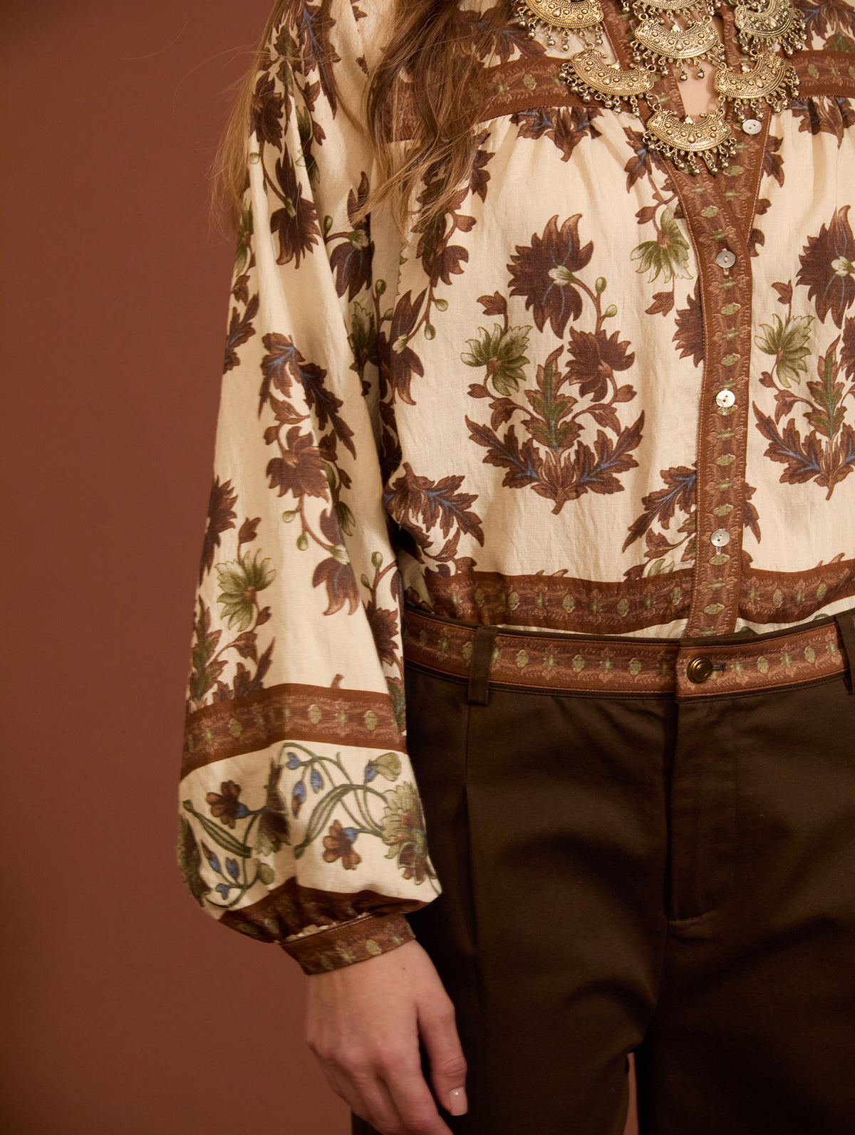 BLUSA ESTAMPADA CON MANGAS ABULLONADAS