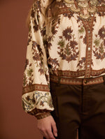 BLUSA ESTAMPADA CON MANGAS ABULLONADAS