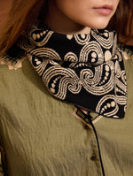 PAÑUELO PUNTO BICOLOR CON ESTAMPADO CACHEMIR