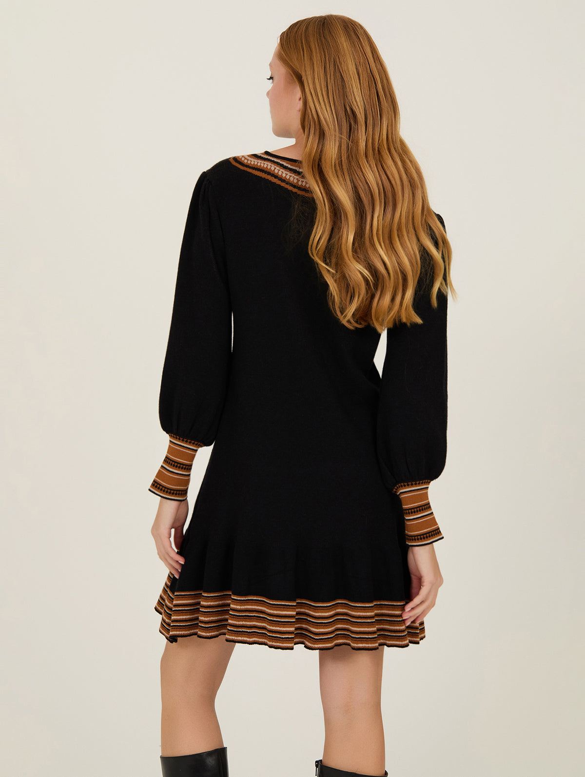 Vestido Corto Punto Negro
