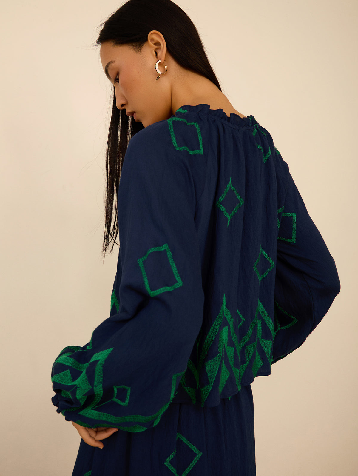 Blusa Bicolor con Bordado a Contraste