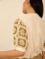 Blusa Manga Abullonada y Detalle Crochet