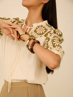 Blusa Manga Abullonada y Detalle Crochet