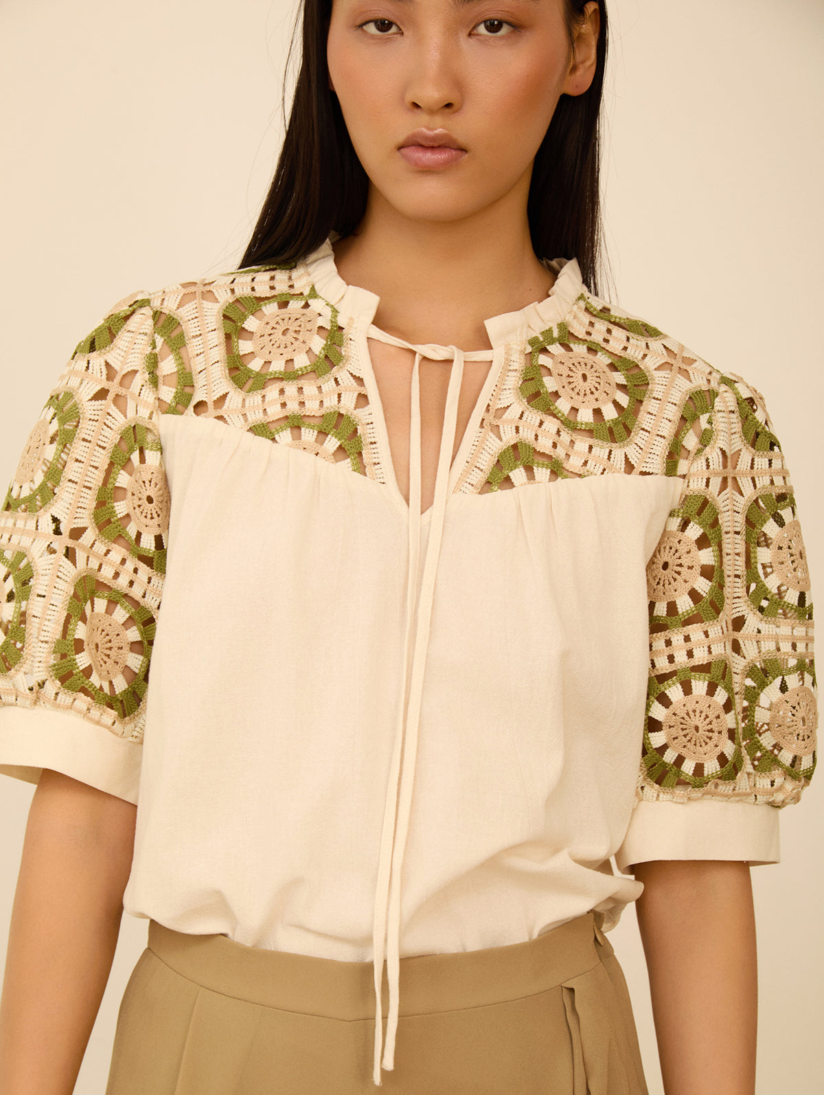Blusa Manga Abullonada y Detalle Crochet