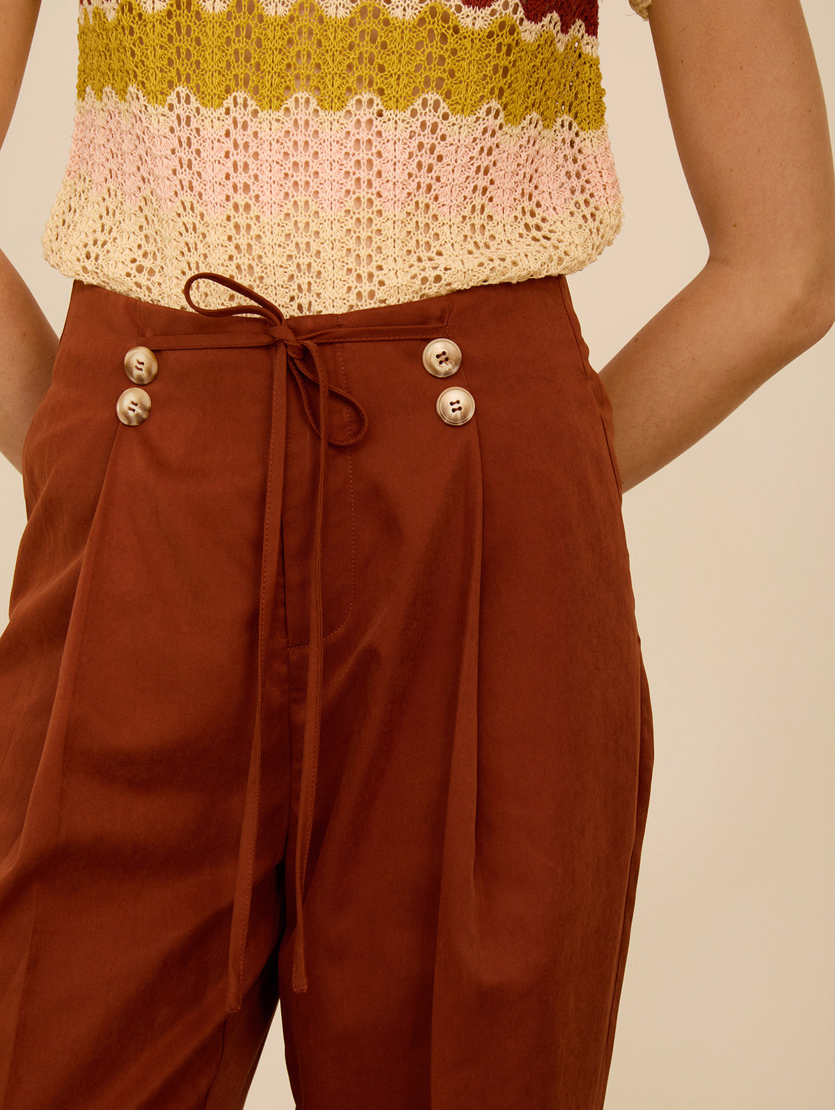 Pantalón Tobillero con Pinzas Teja