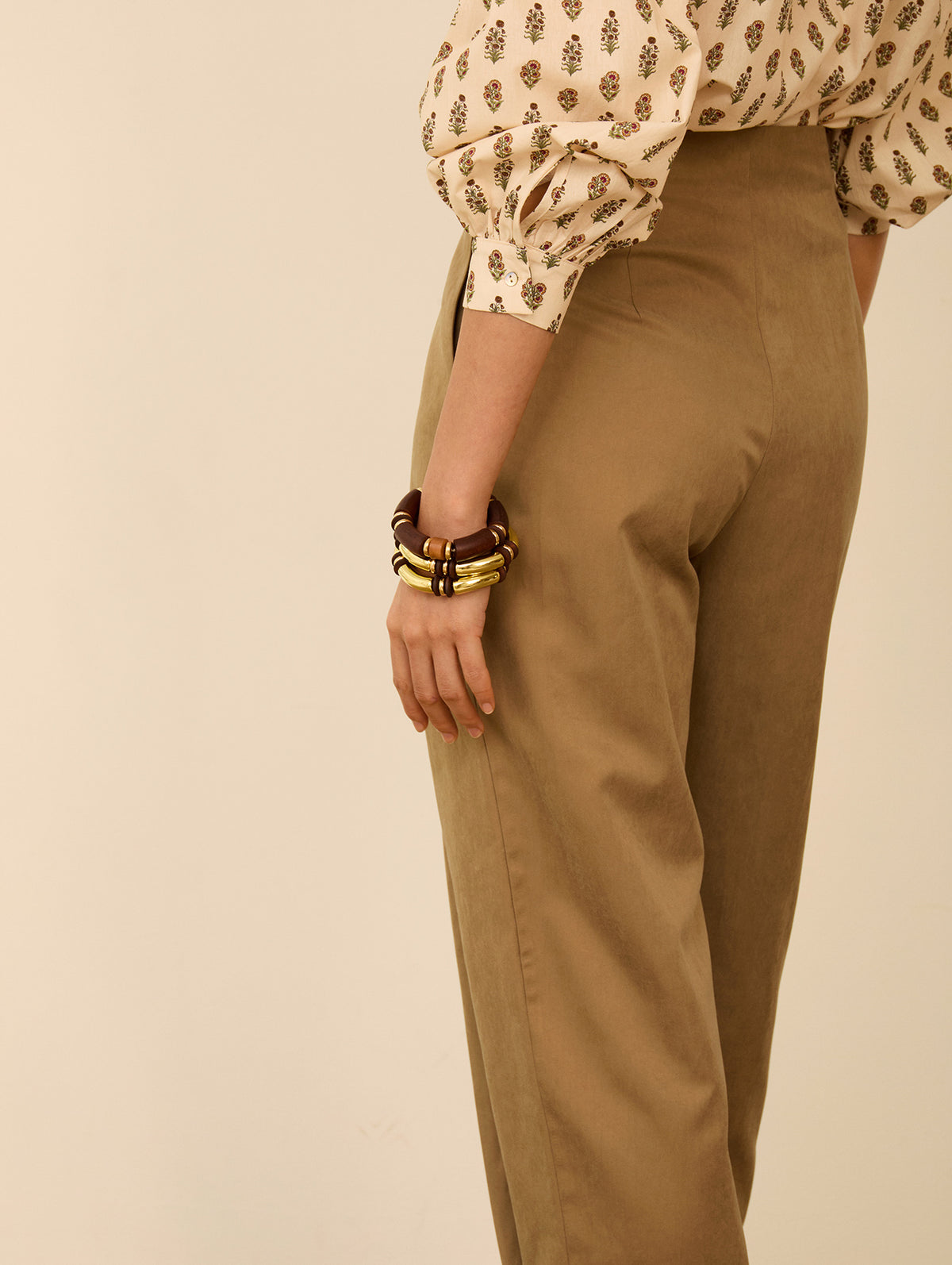 Pantalón Tobillero con Pinzas Camel
