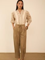 Pantalón Tobillero con Pinzas Camel