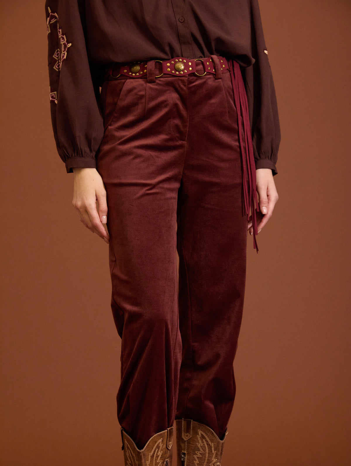 PANTALON TOBILLERO MICROPANA CORTE RECTO BURDEOS