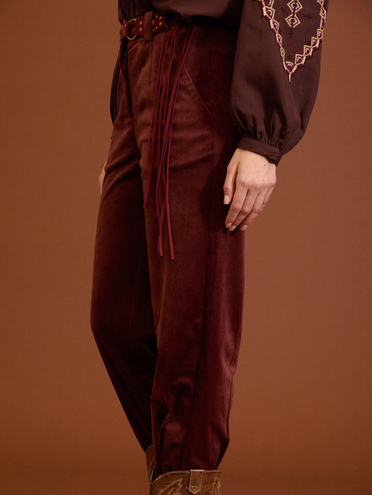 PANTALON TOBILLERO MICROPANA CORTE RECTO BURDEOS