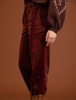 PANTALON TOBILLERO MICROPANA CORTE RECTO BURDEOS