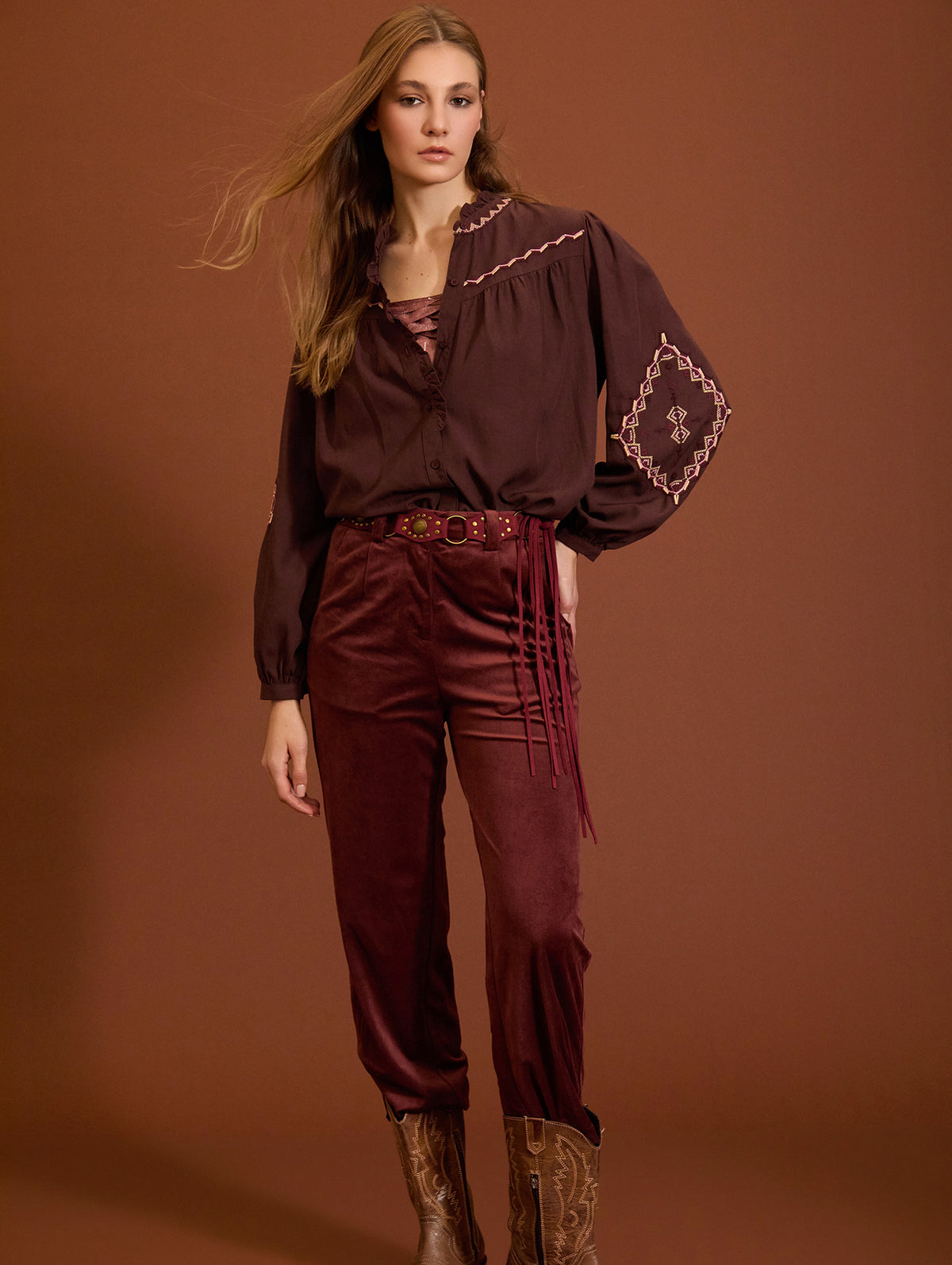 PANTALON TOBILLERO MICROPANA CORTE RECTO BURDEOS