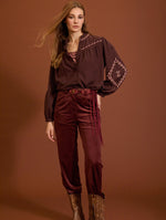 PANTALON TOBILLERO MICROPANA CORTE RECTO BURDEOS