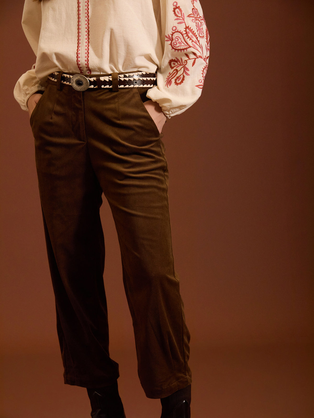 PANTALON TOBILLERO MICROPANA CORTE RECTO MARRON CHOCOLATE
