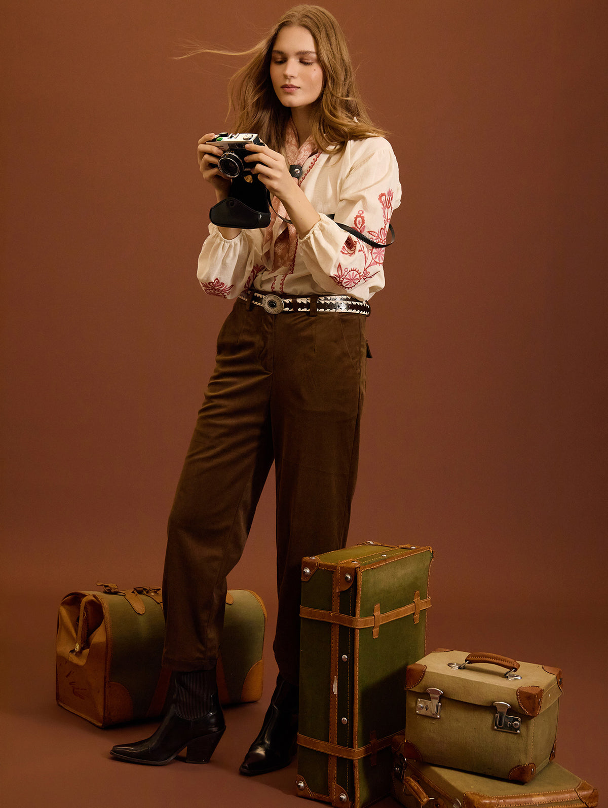 PANTALON TOBILLERO MICROPANA CORTE RECTO MARRON CHOCOLATE