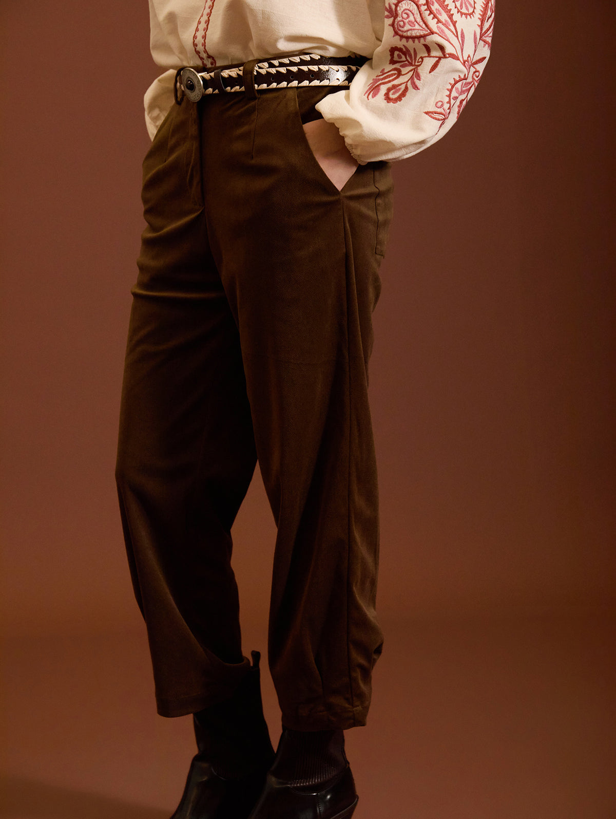 PANTALON TOBILLERO MICROPANA CORTE RECTO MARRON CHOCOLATE