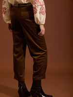 PANTALON TOBILLERO MICROPANA CORTE RECTO MARRON CHOCOLATE