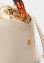 Mini bolso tipo cubo de mujer con forma de flor y asa de resina. Elegante, versátil y con cierre de cremallera para un estilo único.