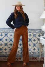Descubre el pantalón de pana marrón de pierna ancha y cintura alta. Con cremallera lateral y elástico en la espalda para un ajuste cómodo. En Miamaria.