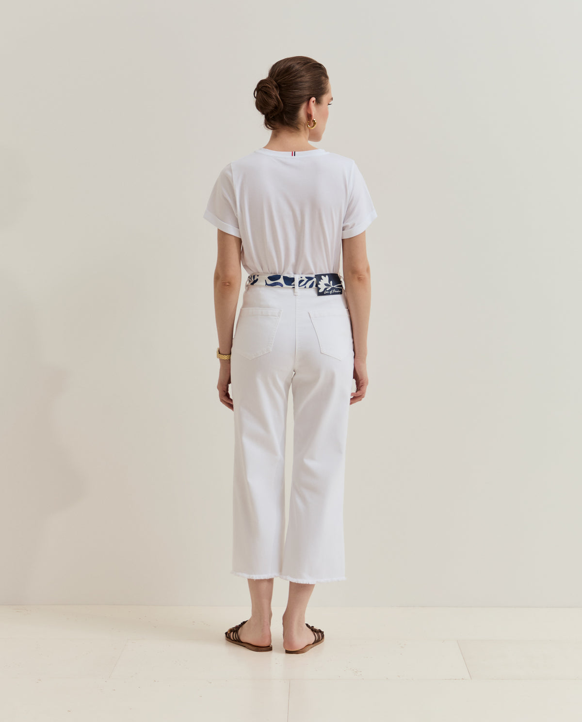 Pantalones chinos con cinturón Pantalón de sarga de cinco bolsillos, confeccionado en algodón con un toque de elastano, que proporciona comodidad, flexibilidad y libertad de movimiento.