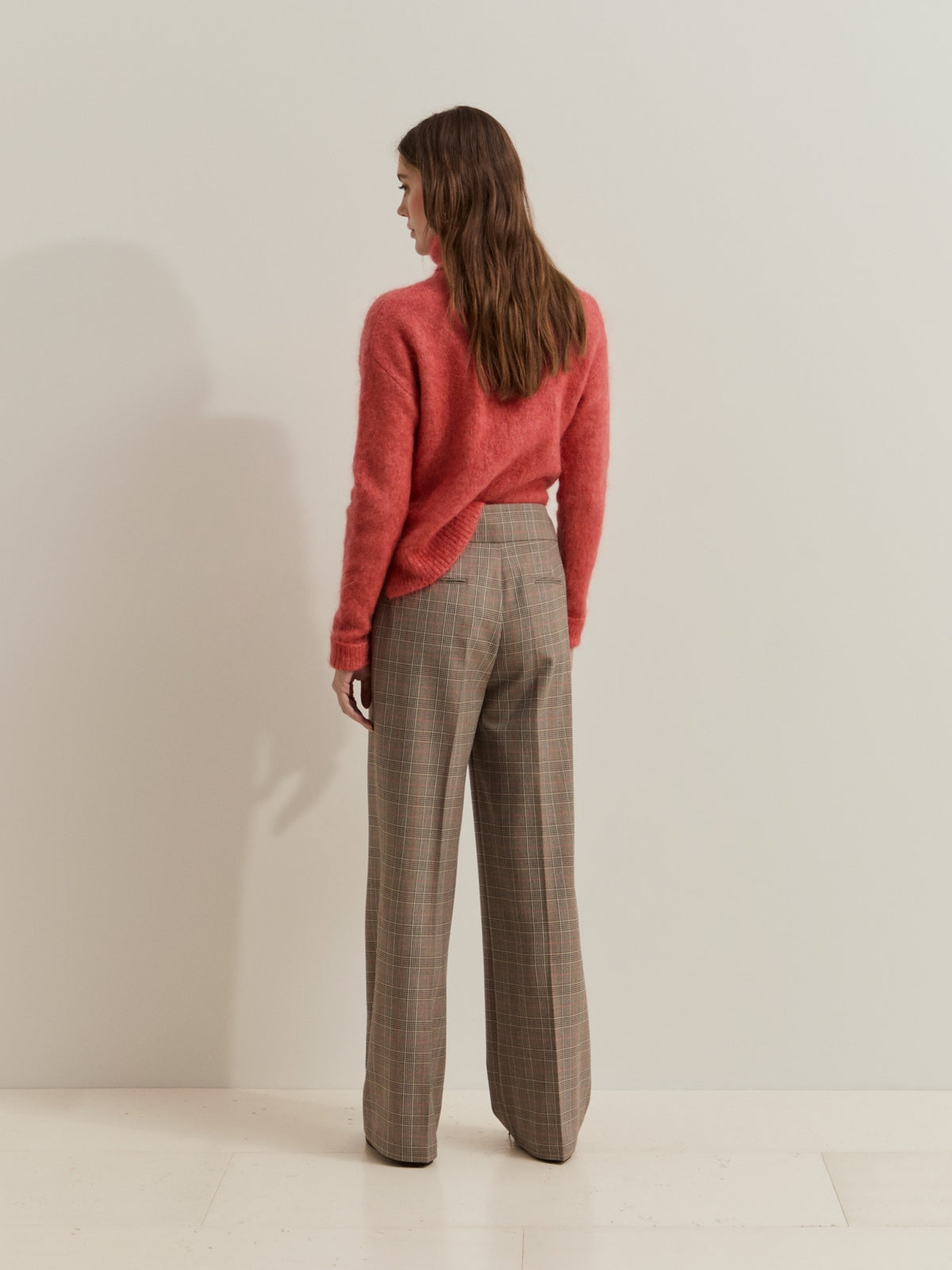 Pantalón plisado con estampado de cuadros, un diseño de inspiración clásica 