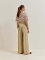 Pantalón de pierna ancha con pliegues y cinturón. Pantalón de mujer de pierna ancha confeccionado en una mezcla de viscosa y lino, ideal para aportar frescura