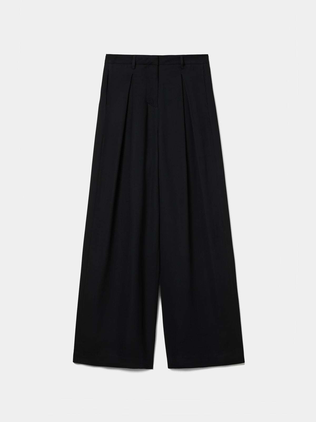 Pantalón negro de pierna ancha confeccionado en 100% viscosa, con pliegues delanteros, bolsillos laterales y traseros y cierre con gancho y cremallera.